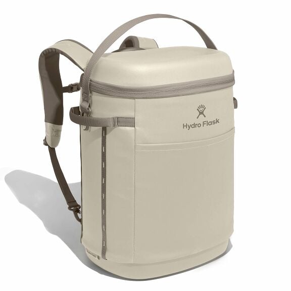 carryouttm-backpack-22-l-d8 18pco114-carryout-backpack-22l-oat-angled_1.jpg