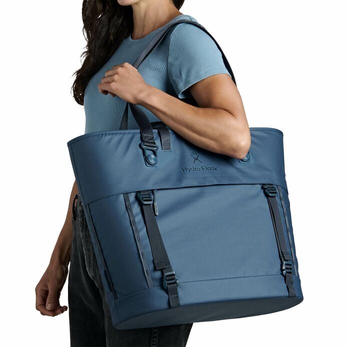 carryouttm-soft-cooler-tote-30-l-r3 250815_hydro_s26_hb_14614_2.jpg