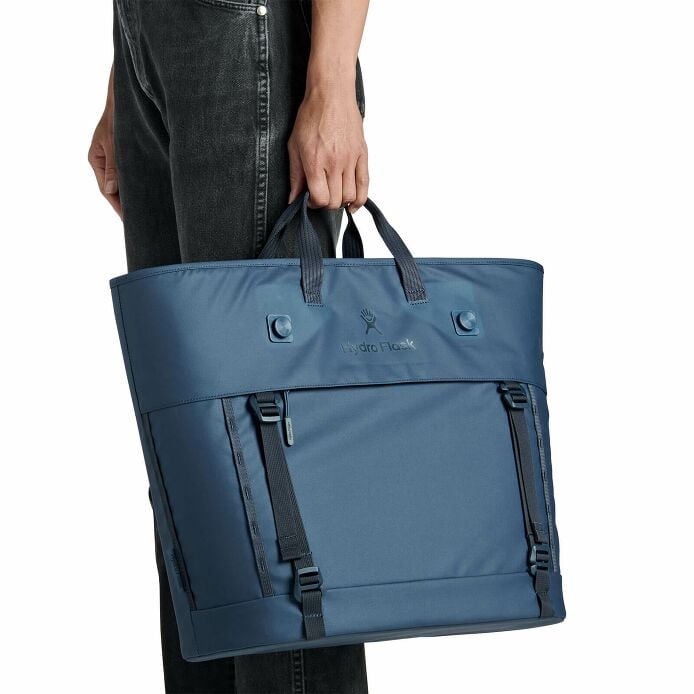 carryouttm-soft-cooler-tote-30-l-r3 250815_hydro_s26_hb_14619_2.jpg