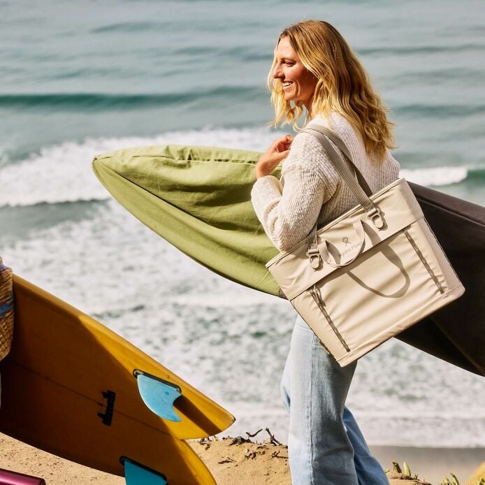 carryouttm-soft-cooler-tote-20-l-p5 hf_carryout_bouwer_d1_l1_torrey_pines_lifestyle_1142_1_1.jpg