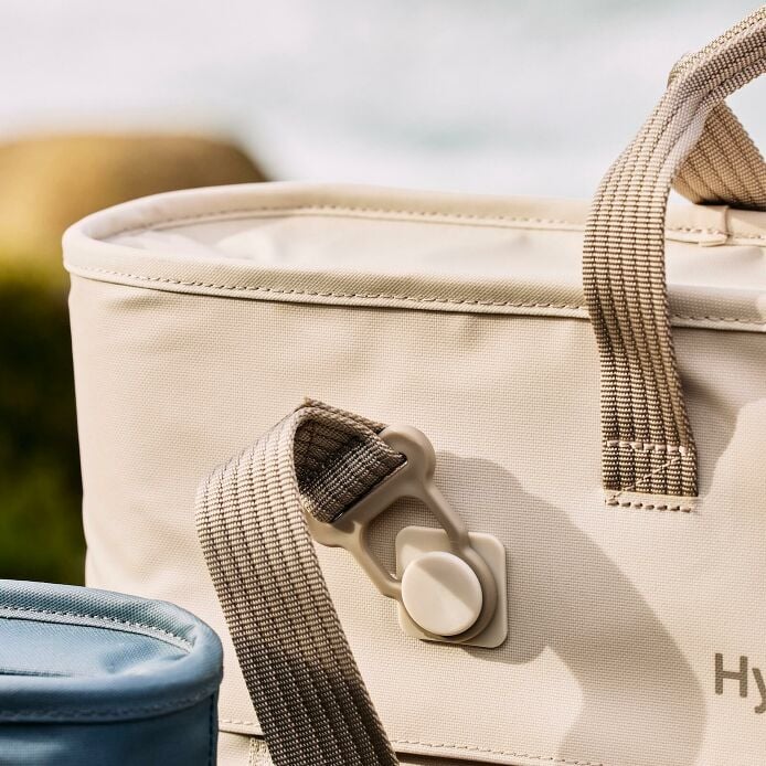 carryouttm-soft-cooler-tote-10-l-f2 hf_carryout_bouwer_d1_l1_torrey_pines_still_life_0123_4.jpg