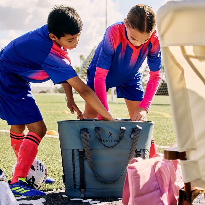 carryouttm-soft-cooler-tote-30-l-r3 hf_carryout_bouwer_d2_l2_parking_soccer_2454_1_1.jpg