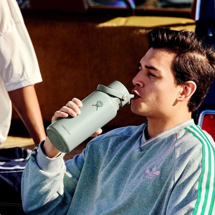 32-oz-wide-mouth-with-flex-straw-cap-v4 s25_tailgating_brouwer_exp-2028-06-01_04-6336_1__5.jpg